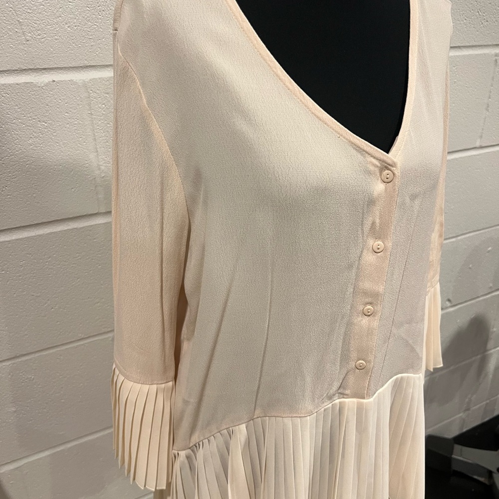 SOLD: Cream V-Neck Pleated Women's Top Size Medium - Picture 2 of 7